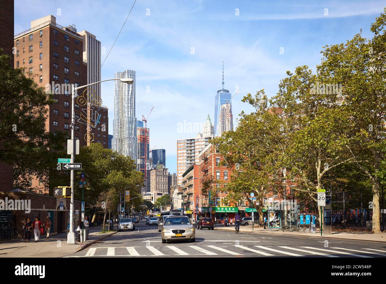 New York, États-Unis - 13 septembre 2015 : vue générale de la ville de New York vue depuis l'intersection entre Catherine Street et Madison Street. Banque D'Images