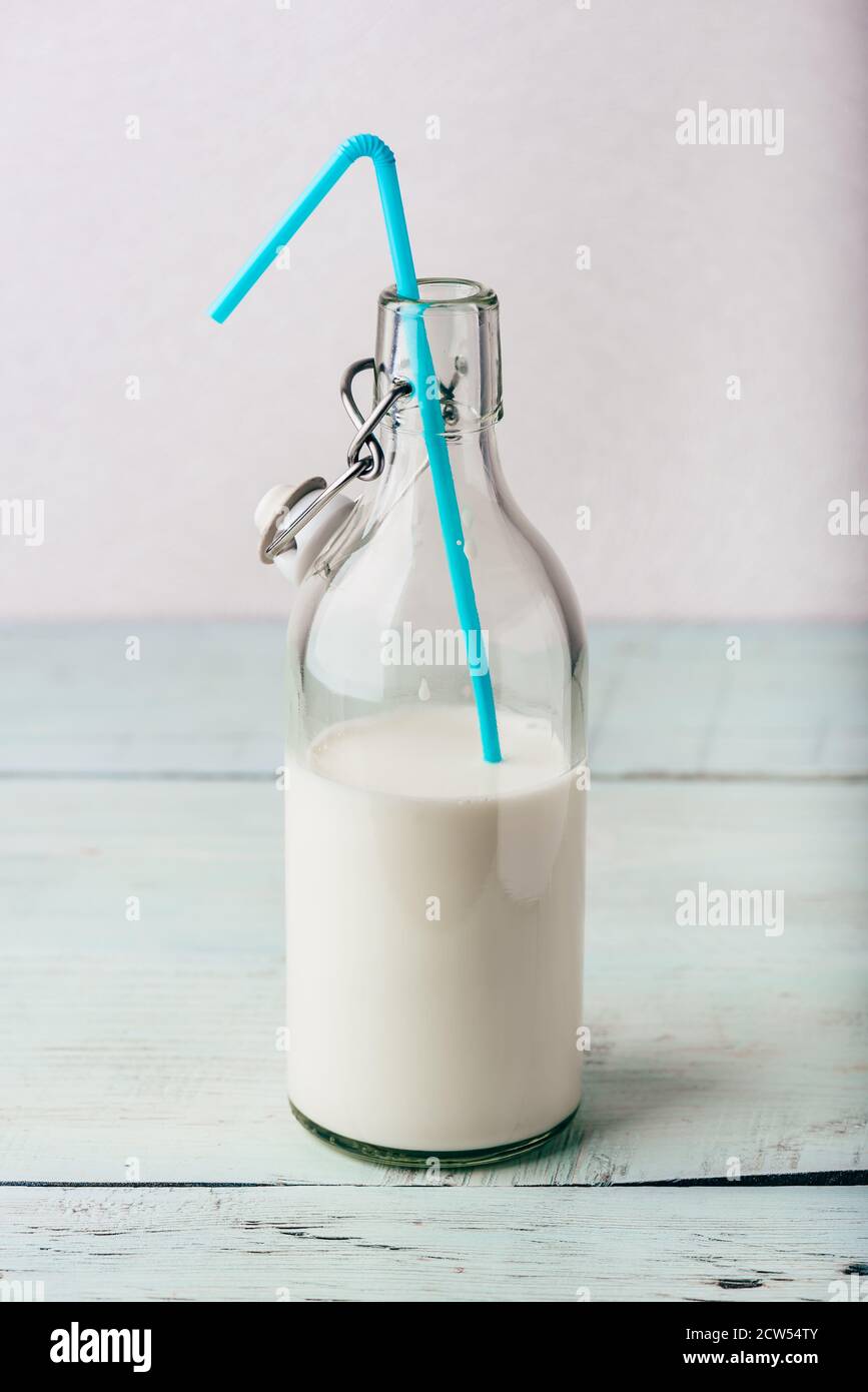 Bouteille de lait avec paille bleue Banque D'Images