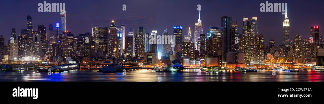 Gratte-ciels de New York, horizon de Manhattan West illuminé la nuit. Vue panoramique en hauteur de l'autre côté du fleuve Hudson. NYC, ETATS-UNIS Banque D'Images