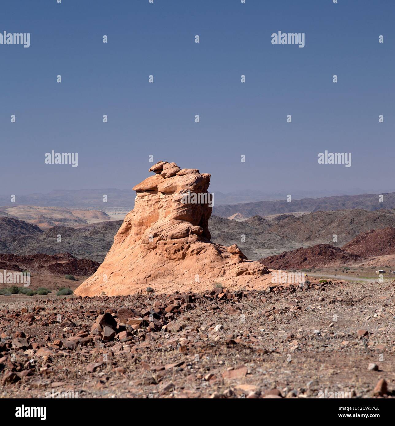 Pilier en grès sur le côté de la route C39 près de Vreda, Namibie. Banque D'Images