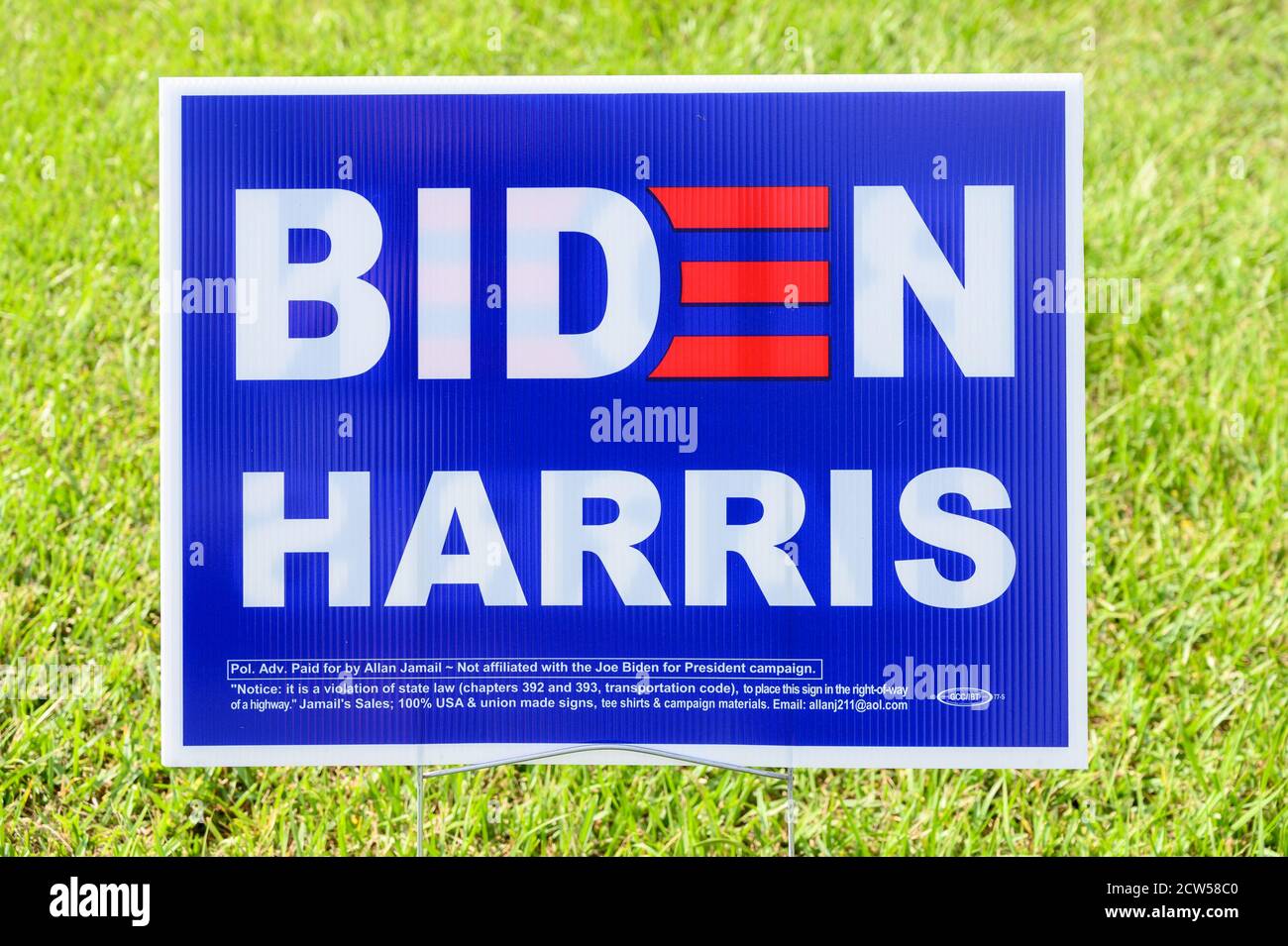 Stafford Texas - 27 septembre 2020 : On voit des panneaux d'élection de Biden Harris dans de nombreuses zones résidentielles au Texas Banque D'Images