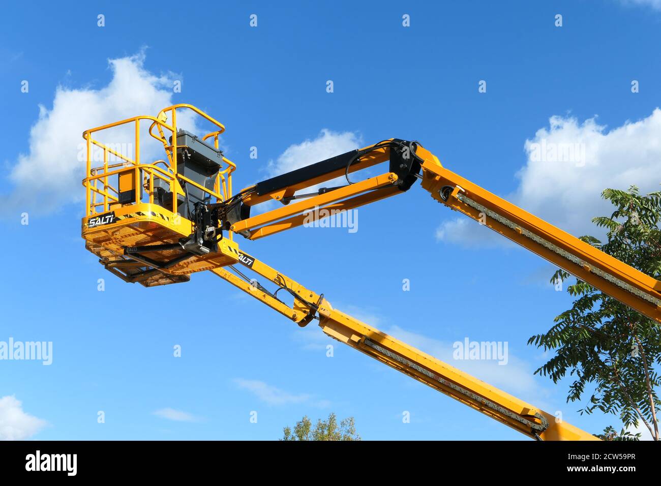 RIS orangis, France. Septembre 26. 2020. Machine de construction. Plate-forme aérienne pour les travailleurs qui travaillent en hauteur dans les bâtiments. Banque D'Images