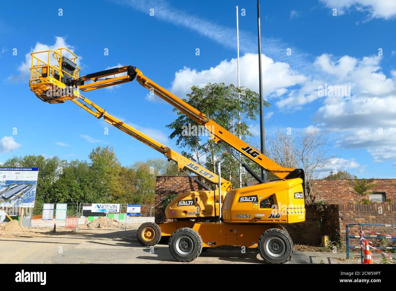 RIS orangis, France. Septembre 26. 2020. Machine de construction. Plate-forme aérienne pour les travailleurs qui travaillent en hauteur dans les bâtiments. Banque D'Images