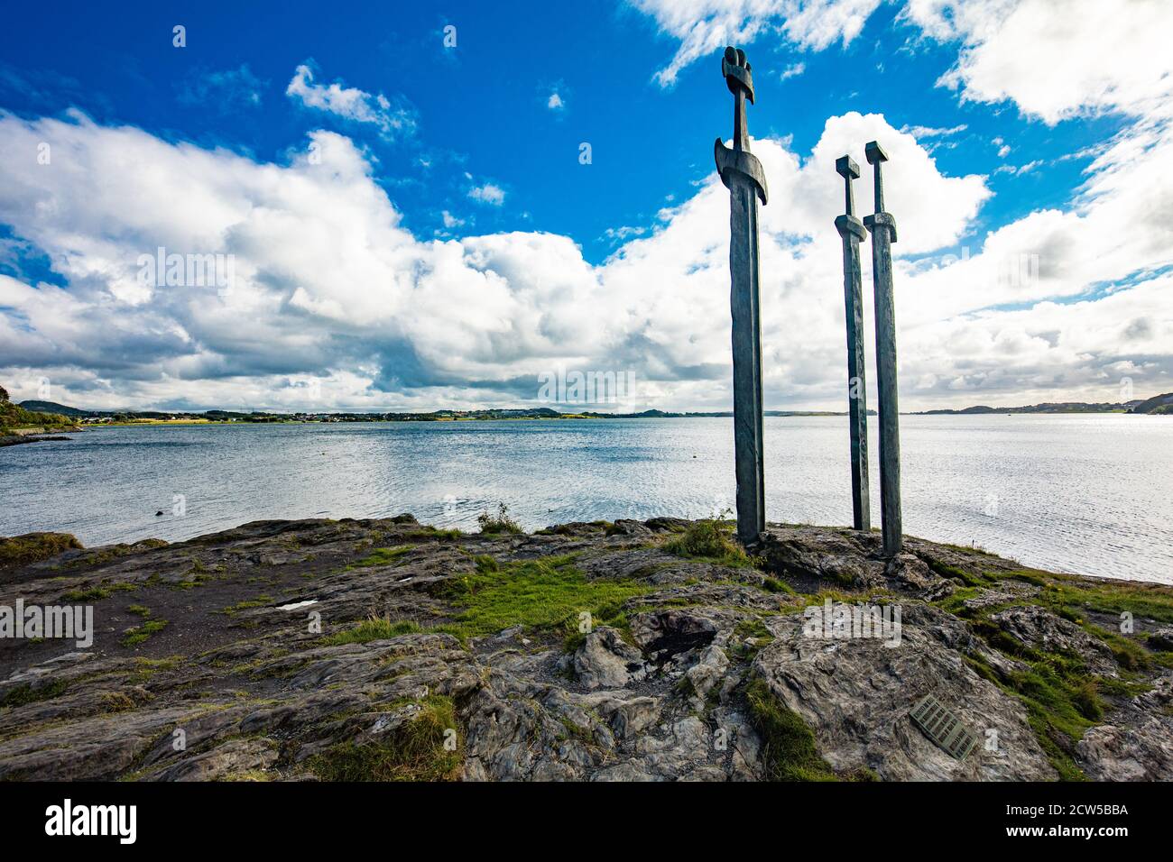 Panorama de la baie de Mollebukta avec le monument Swords in Rock commémorant la bataille De Hafrsfjord Stavanger Rogaland Norvège Scandinavie Banque D'Images