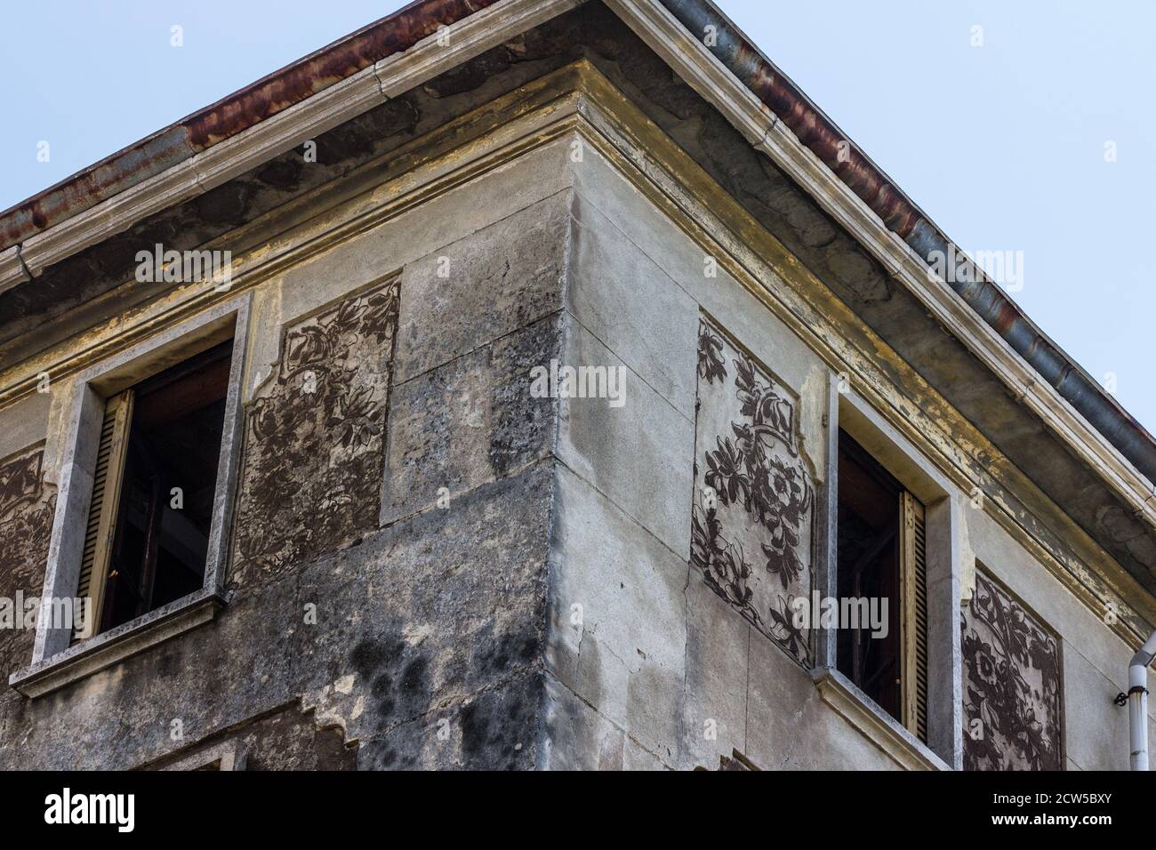 Coin d'un bâtiment avec fenêtres Banque D'Images