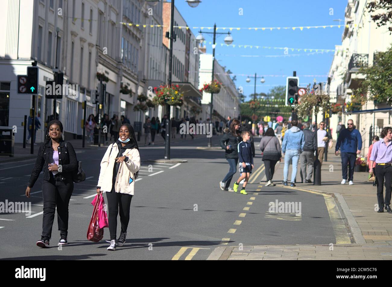 Deux femmes marchent dans la rue de Leamington Spa, car la route est fermée à la circulation pour permettre la distance sociale pour le coronavirus. Banque D'Images