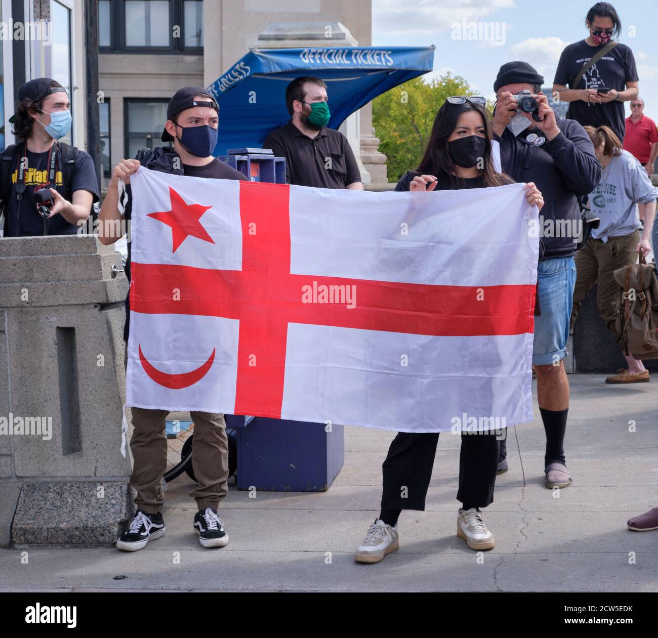 Les manifestants locaux des Premières nations qui détiennent le drapeau de l'État Míkmaq Banque D'Images