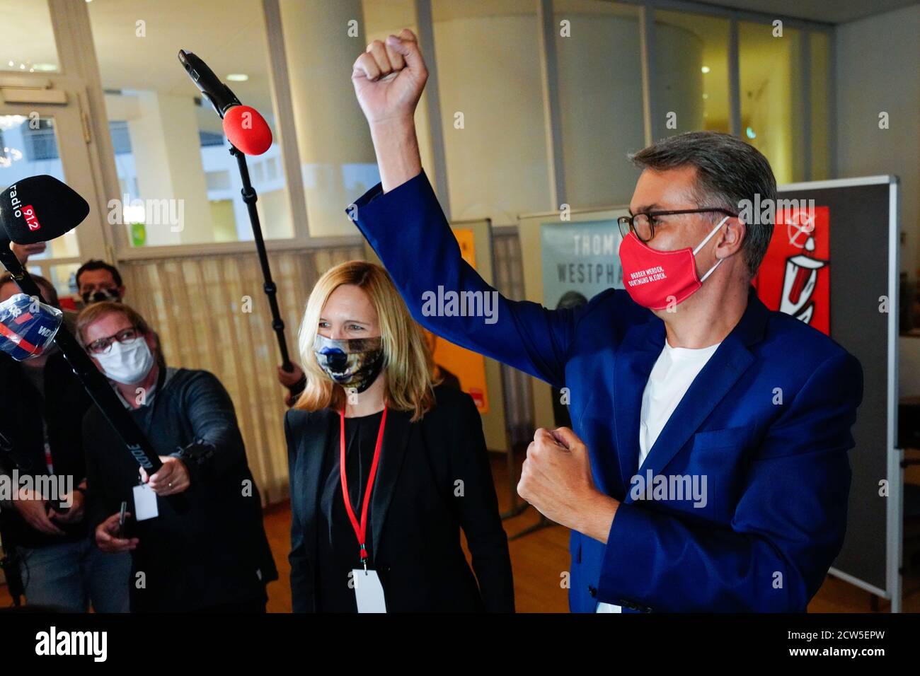 Dortmund, 27.9.2020: Thomas Westphalie (SPD mit Ehefrau Janine), Gewinner der Oberbürgermeister-Stichwahl im Rahmen der Kommunalwahl 2020. Banque D'Images