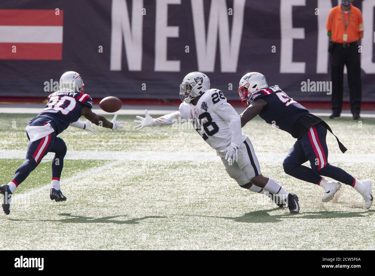 Foxborough, États-Unis. 27 septembre 2020. Les Patriots de la Nouvelle-Angleterre, le cornerback Jason McCourty (30) et le linebacker Ja'Whaun Bentley (51), atteignent un col destiné aux Raiders de Las Vegas qui remontent Josh Jacobs (28) au troisième trimestre du stade Gillette à Foxborough, Massachusetts, le dimanche 27 septembre 2020. Les Patriots ont vaincu les Raiders 36-20. Les fans ne sont pas admis dans le stade dans le cadre du protocole COVID-19 des Patriots de la Nouvelle-Angleterre. Photo par Matthew Healey/UPI crédit: UPI/Alay Live News Banque D'Images