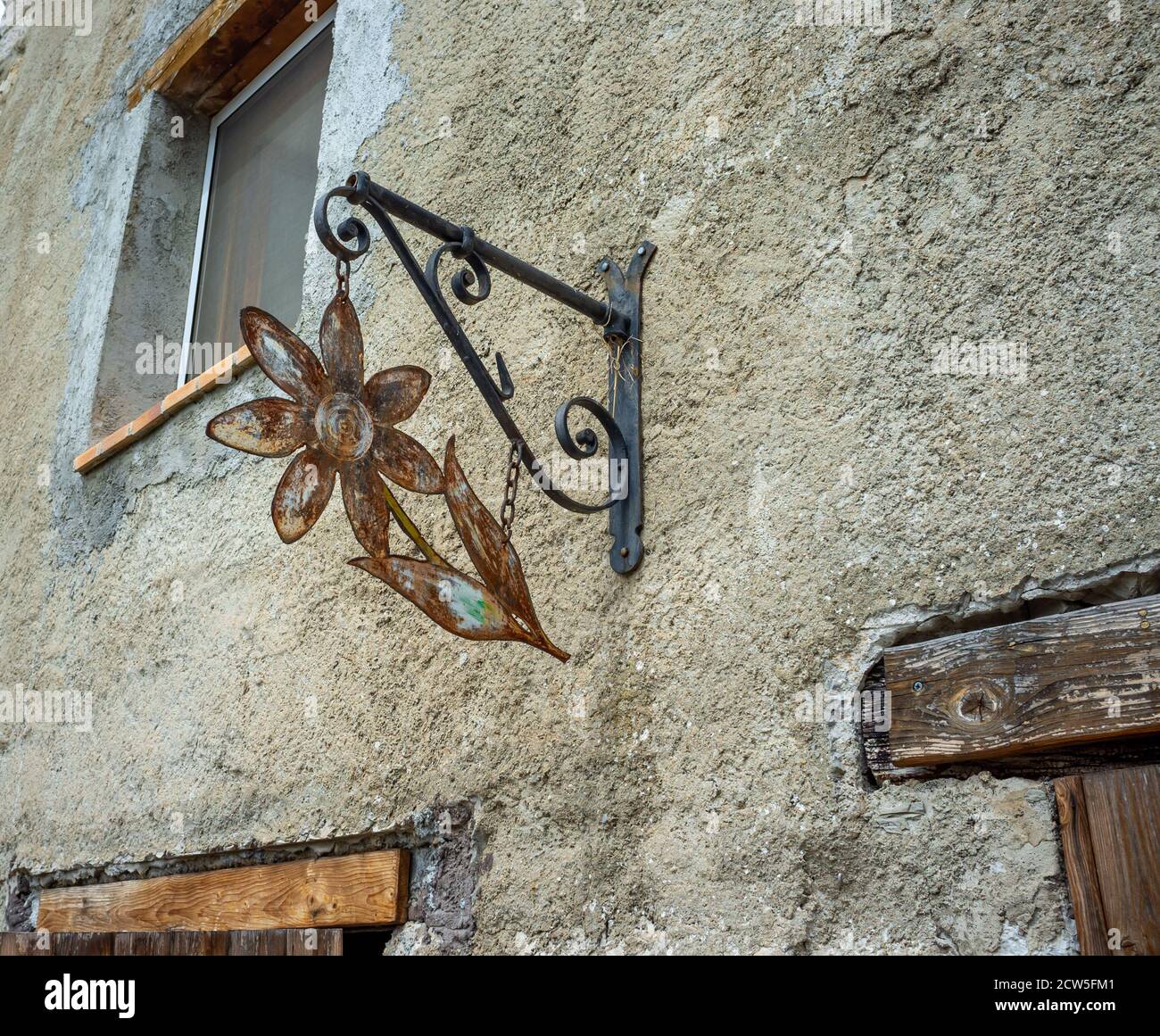 Panneau de fleurs vintage en métal sur la façade de la maison dans l'arrière pays de la Côte d'Azur Banque D'Images