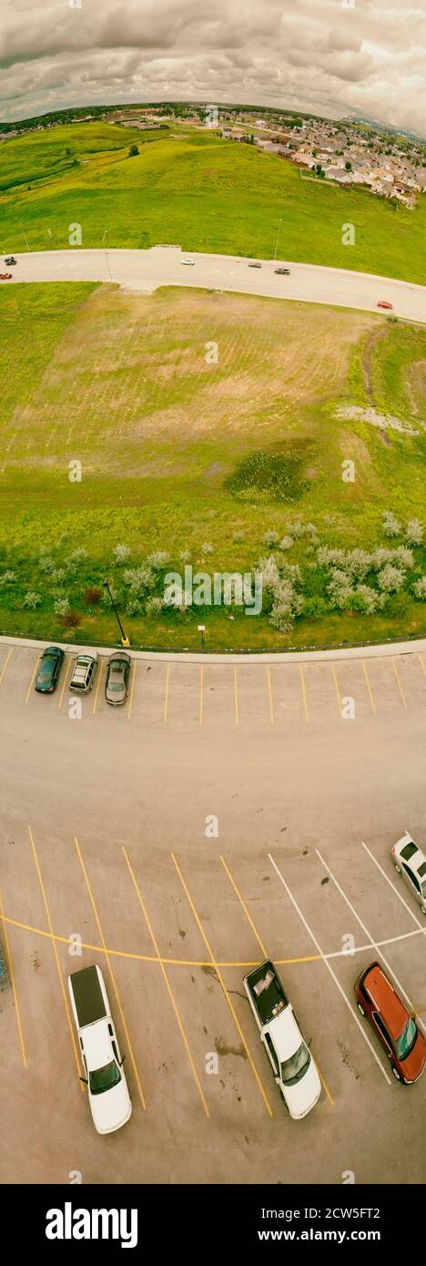 Vue aérienne des voitures sur les grands parkings extérieurs, États-Unis. Les parcs de stationnement des magasins d'usine sont encombrés et les autres voitures s'efforcent d'entrer et de sortir, fin Banque D'Images