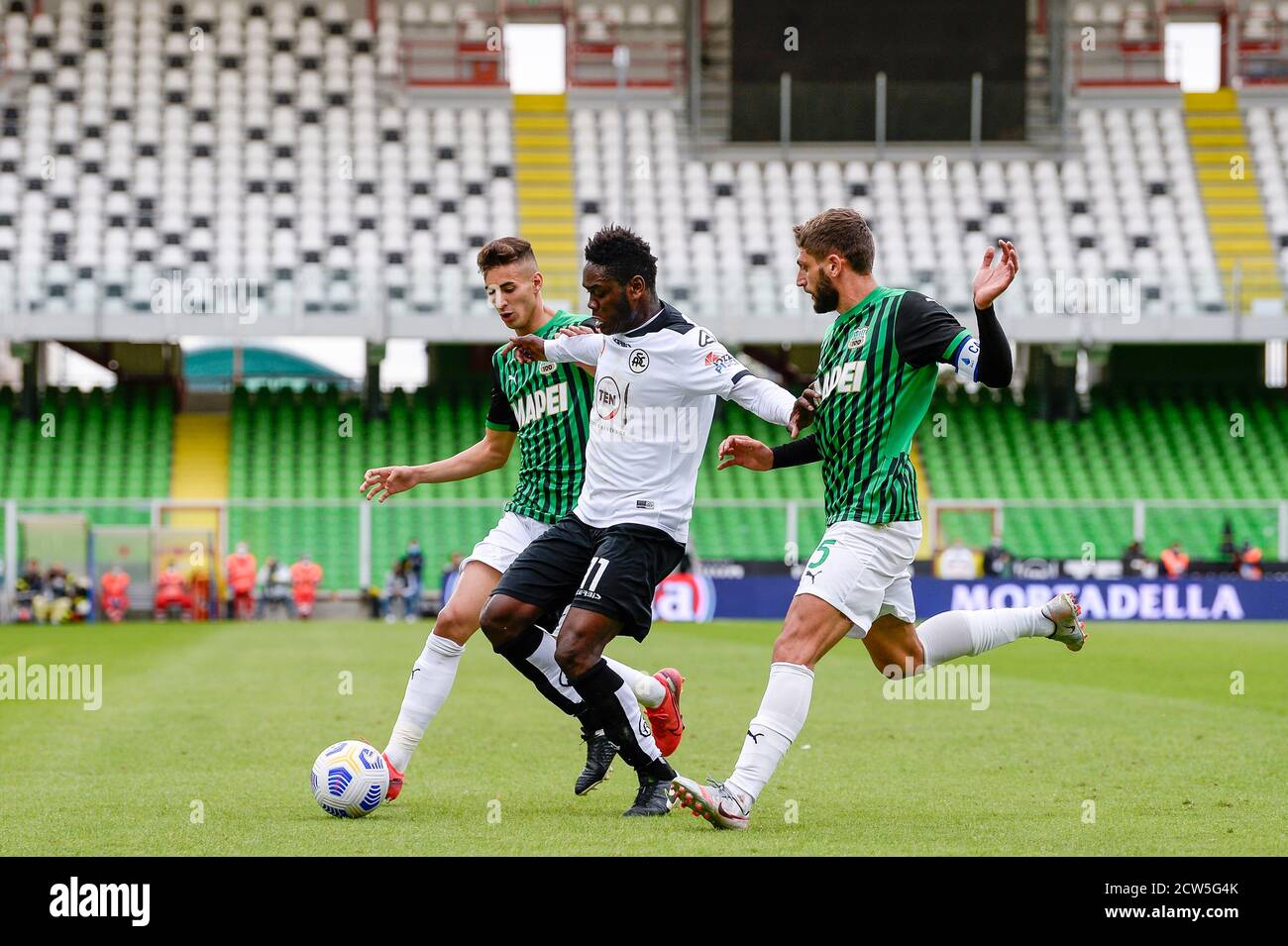 Cesena, Italie. 27 septembre 2020. CESENA, ITALIE - 27 septembre 2020 : Emmanuel Gyasi (C) de Spezia Calcio est contesté par Mert Muldur (L) et Domenico Berardi des États-Unis Sassuolo lors de la série UN match de football entre Spezia Calcio et les États-Unis Sassuolo. LES ÉTATS-UNIS Sassuolo ont remporté 4-1 victoires sur Spezia Calcio. (Photo de Nicolò Campo/Sipa USA) crédit: SIPA USA/Alay Live News Banque D'Images