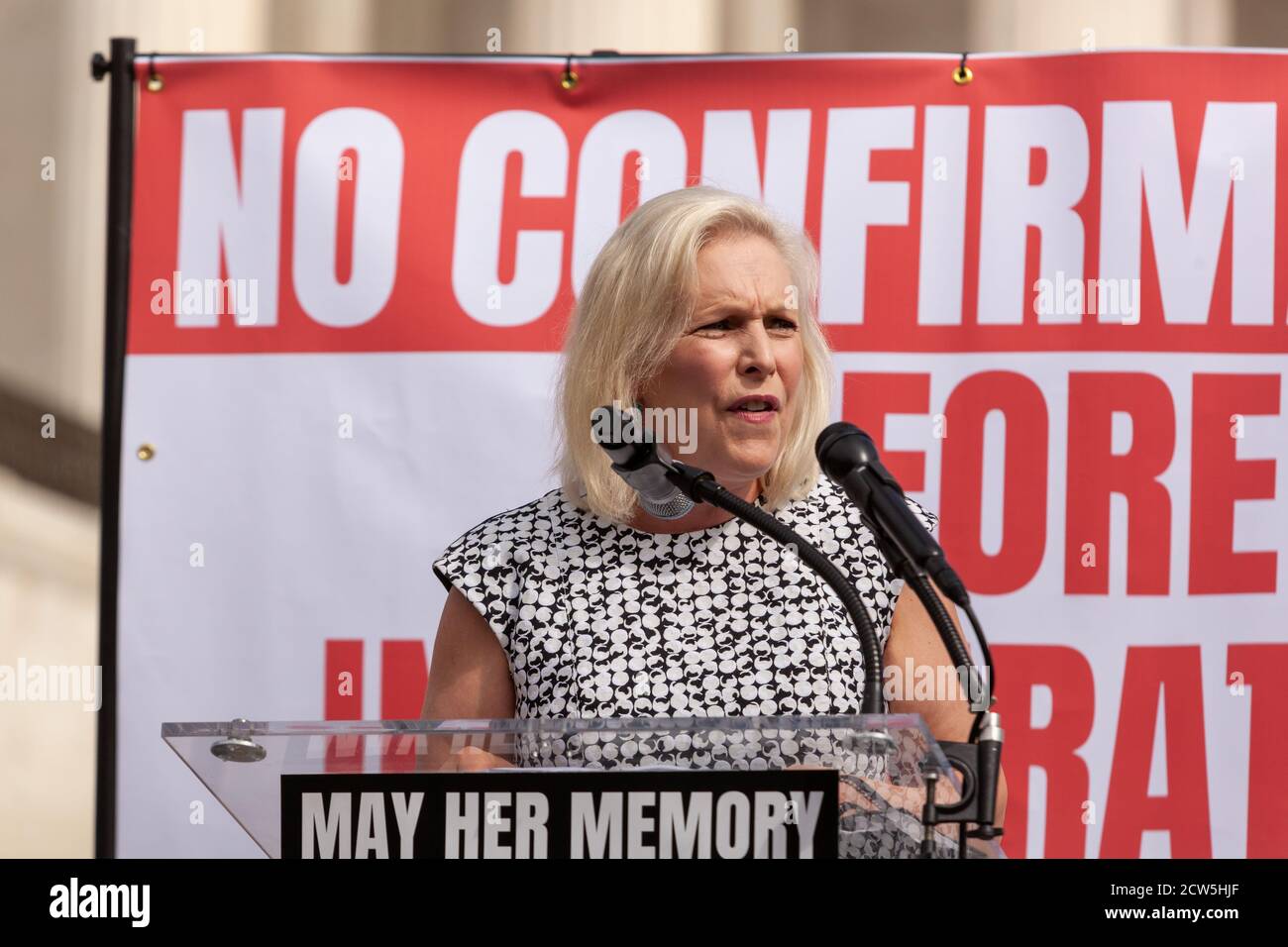 Washington, DC, Etats-Unis, 27 septembre 2020. Photo : le sénateur Kirsten Gilliband de New York parle à la foule au début du rassemblement de non-confirmation jusqu'à l'inauguration à la Cour suprême. Cette manifestation faisait partie des rassemblements organisés à l'échelle nationale pour exiger des sénateurs américains qu'ils s'abstiennent de confirmer un nouveau juge de la Cour suprême jusqu'à l'investiture d'un nouveau président, comme ils l'ont fait avec le candidat du président Obama lors de l'année électorale de 2016. Crédit : Allison C Bailey/Alay Live News Banque D'Images