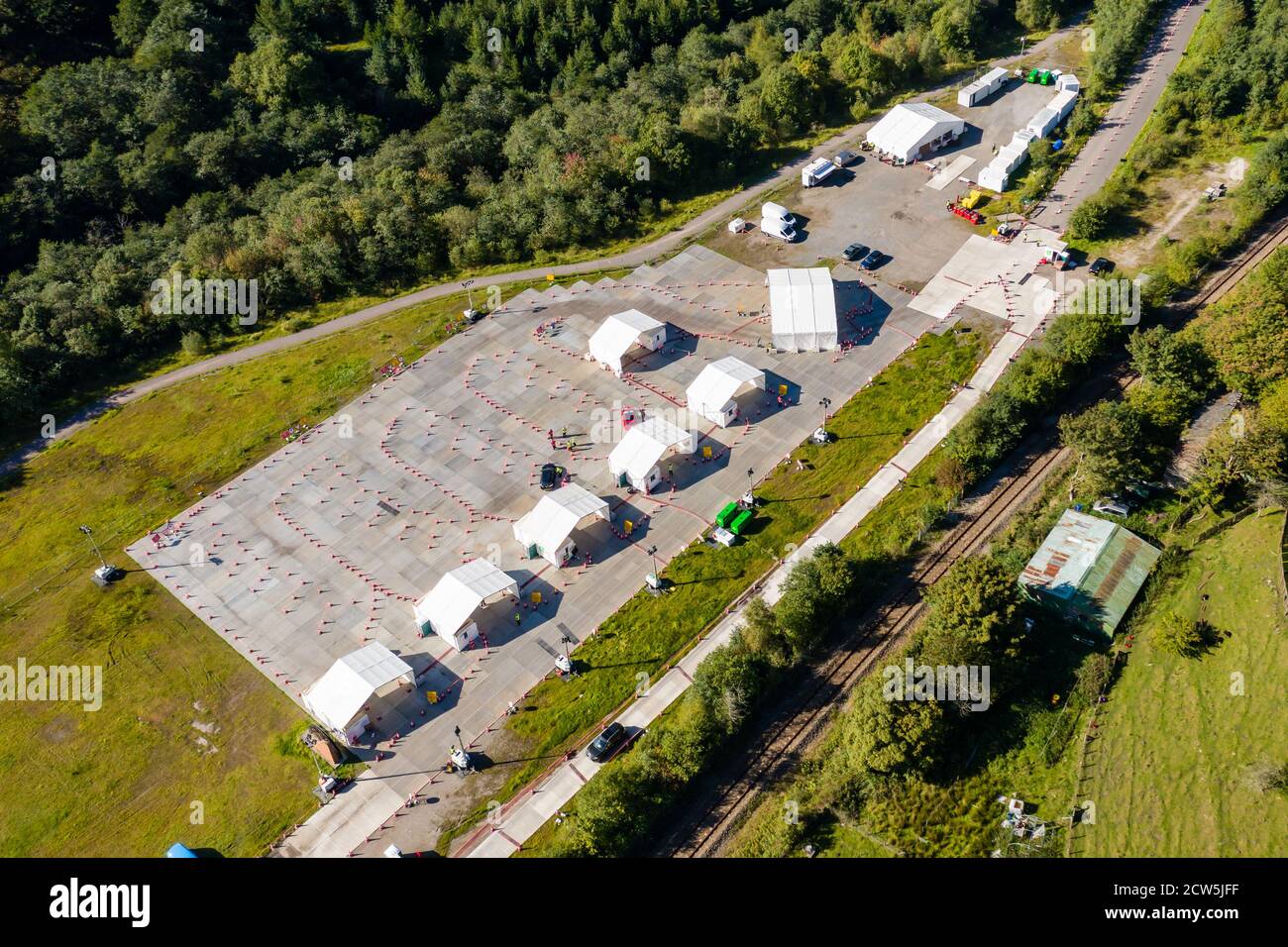 Vue aérienne d'un trajet à travers le centre d'essai du coronavirus à Blaenau Gwent, au pays de Galles, au Royaume-Uni Banque D'Images