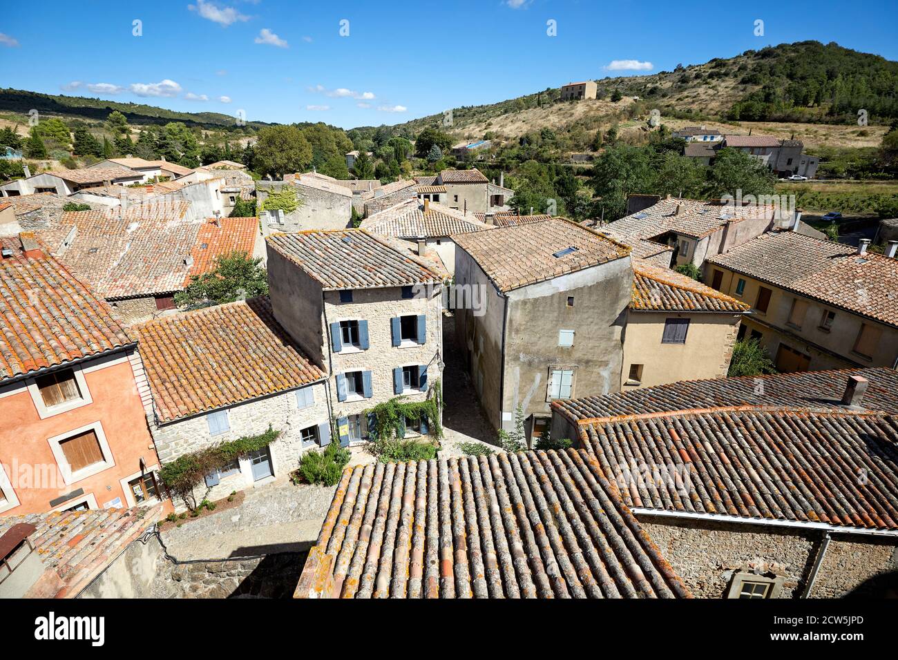 Panorama sur les toits du village médiéval de Villerouge-Termenes, sud de la France. Banque D'Images