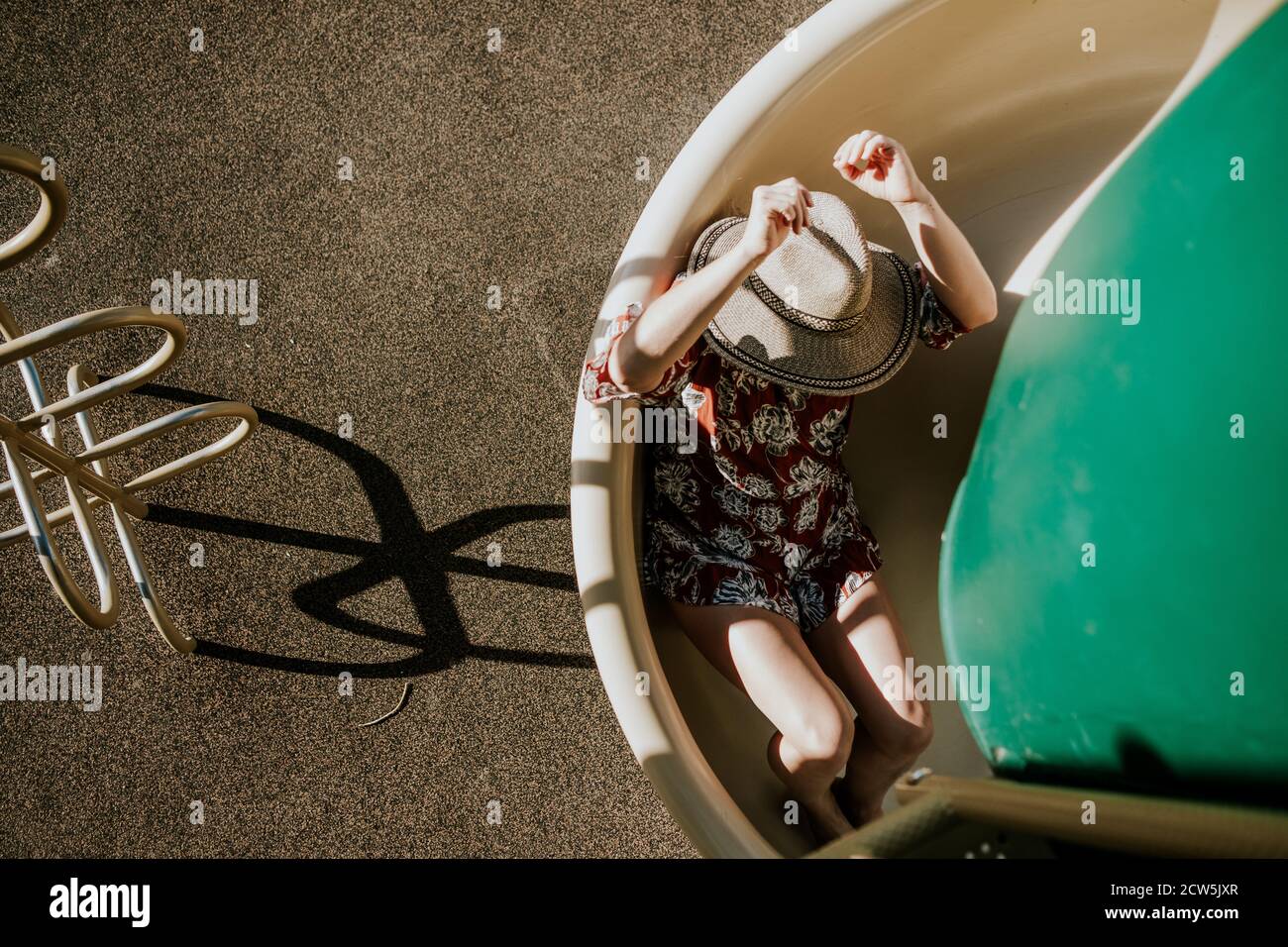 vue de dessus d'une femme glissant vers le bas d'une glissière en spirale Banque D'Images