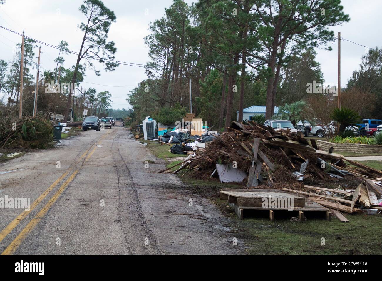Débris placés sur le bord de la route dans la communauté de Bass point près de Perdido Bay, dans le sud de l'Alabama, aux États-Unis, après l'ouragan Sally. Banque D'Images