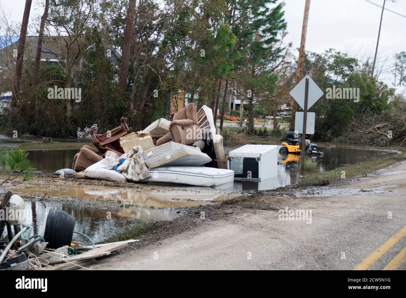Débris ménagers placés au bord de la route dans la communauté de Bass point sur la baie Perdido, dans le sud de l'Alabama, aux États-Unis. Banque D'Images