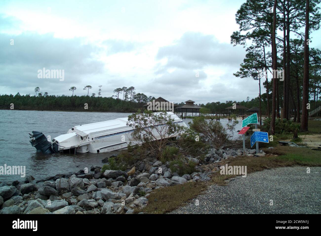 Bateau de moteur renversé sur Perdido Bay à la suite de l'ouragan Sally dans le sud de l'Alabama, aux États-Unis. Banque D'Images
