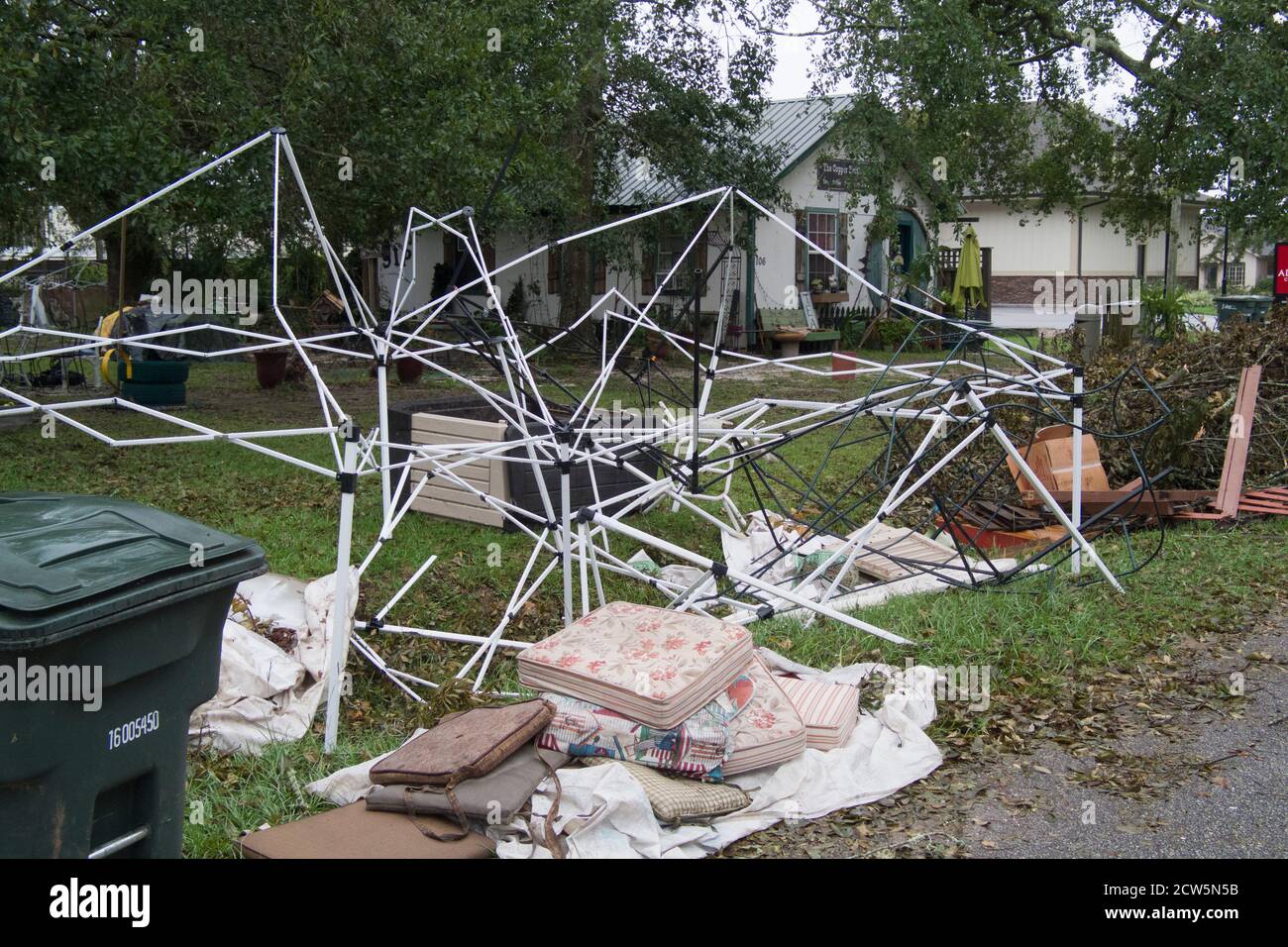 Débris de rue à la suite de l'ouragan Sally dans le centre-ville de Foley, Alabama. Banque D'Images