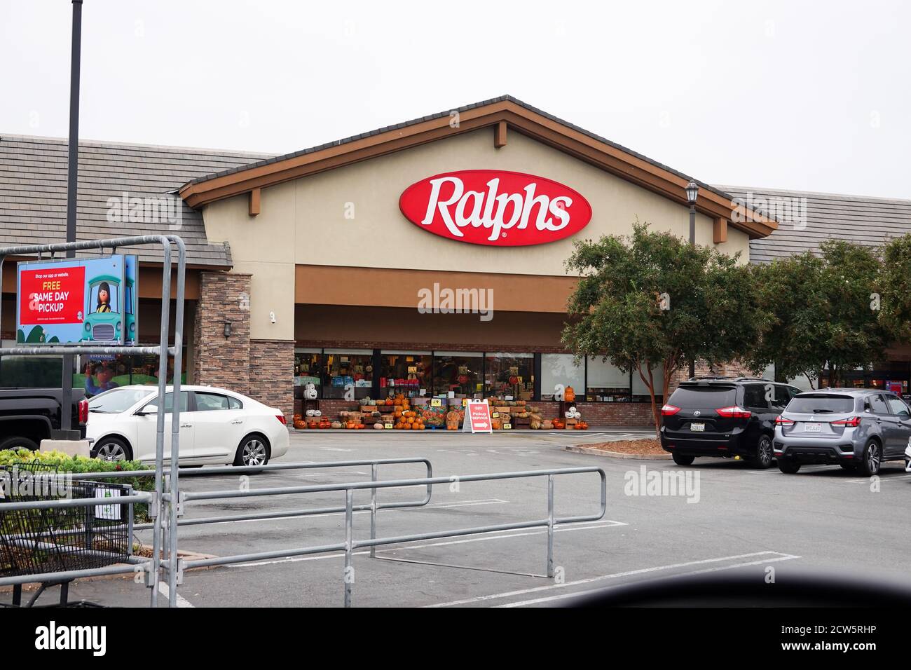 Parking pour la boutique d'épicerie de Ralphs avec logo de la société Affichage des articles d'Halloween à l'extérieur de l'entrée Banque D'Images