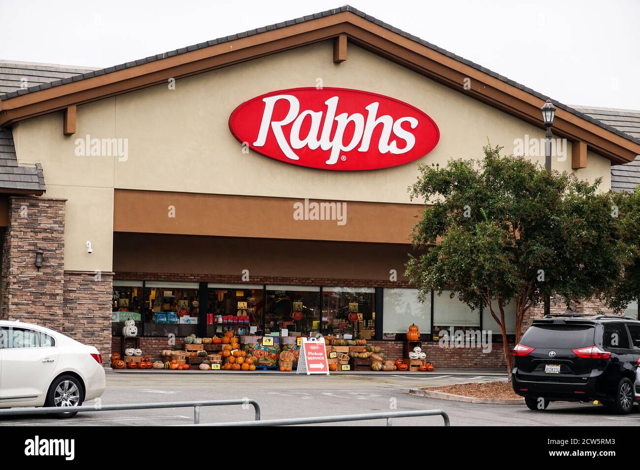 Parking pour la boutique d'épicerie de Ralphs avec logo de la société Affichage des articles d'Halloween à l'extérieur de l'entrée Banque D'Images