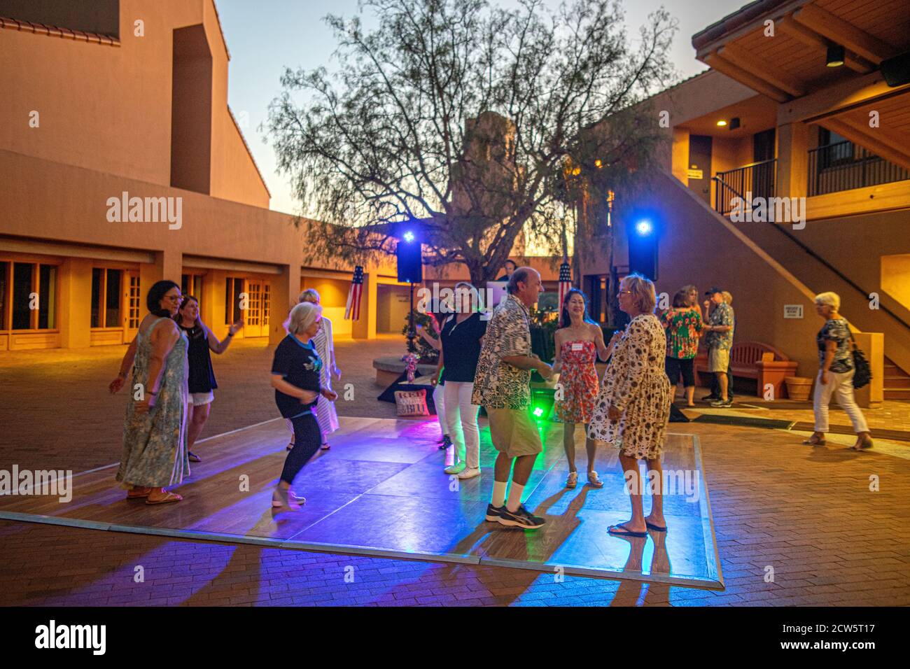 Dans une église catholique du sud de la Californie, des paroissiens multiraciaux d'âges différents dansent lors d'un événement social d'été « Hot August Night ». Banque D'Images