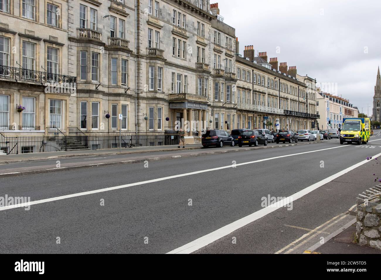 Vue extérieure de l'hôtel Prince Regent, Weymouth, avec une ambulance aux feux bleus qui s'endevant Banque D'Images