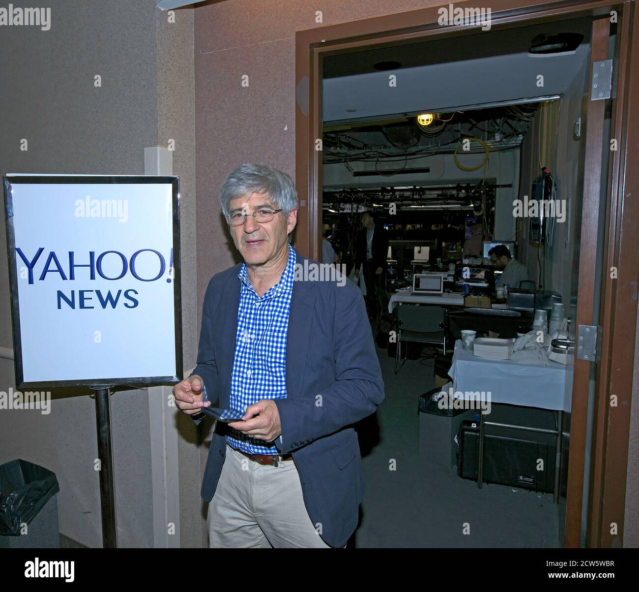 Philadelphie, Pennsylvanie, USA, 27 juillet 2016 LE journaliste YAHOO News Michael Isikoff vérifie ses messages texte alors qu'il sort du stand DE diffusion DE LA TÉLÉVISION YAHOO à la convention nationale démocratique Banque D'Images