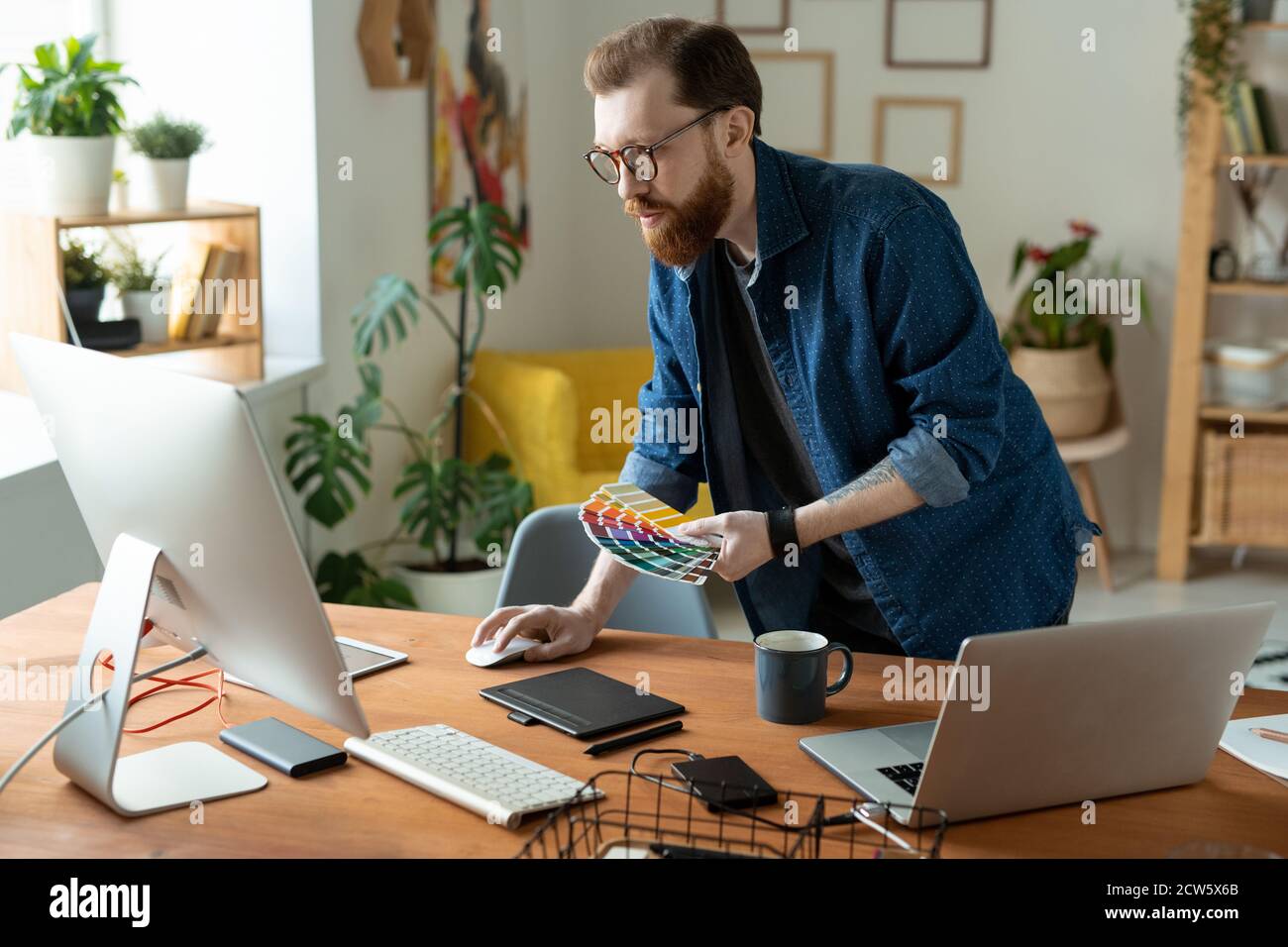 Jeune développeur de logiciels créatifs ou concepteur de sites Web se pliant sur du bois tableau Banque D'Images