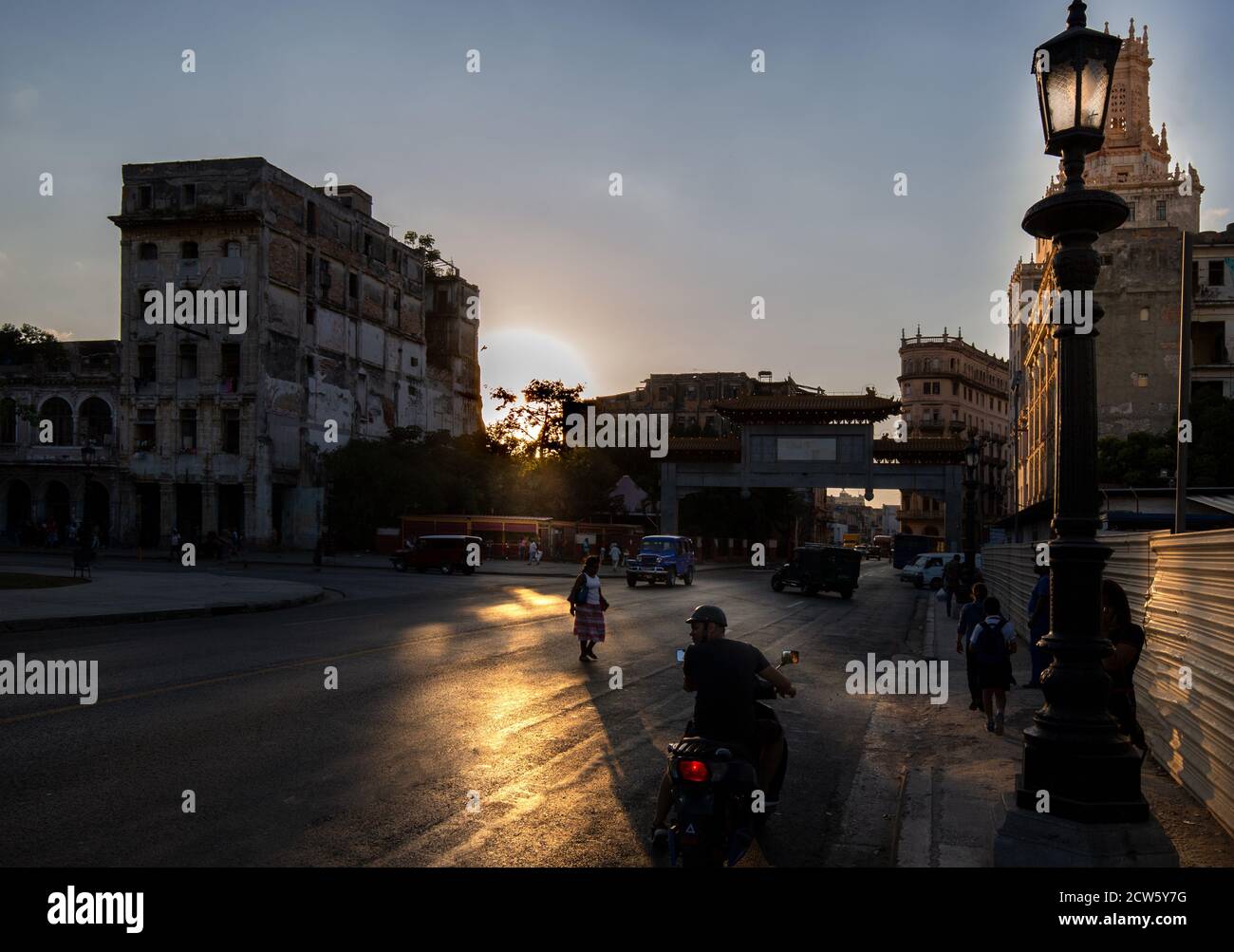 La Havane, Cuba – 11 février 2020 : coucher de soleil pittoresque sur les rues colorées de la Vieille Havane dans le centre historique de la ville (Havana Vieja) près du Paseo El Prado et de Capito Banque D'Images
