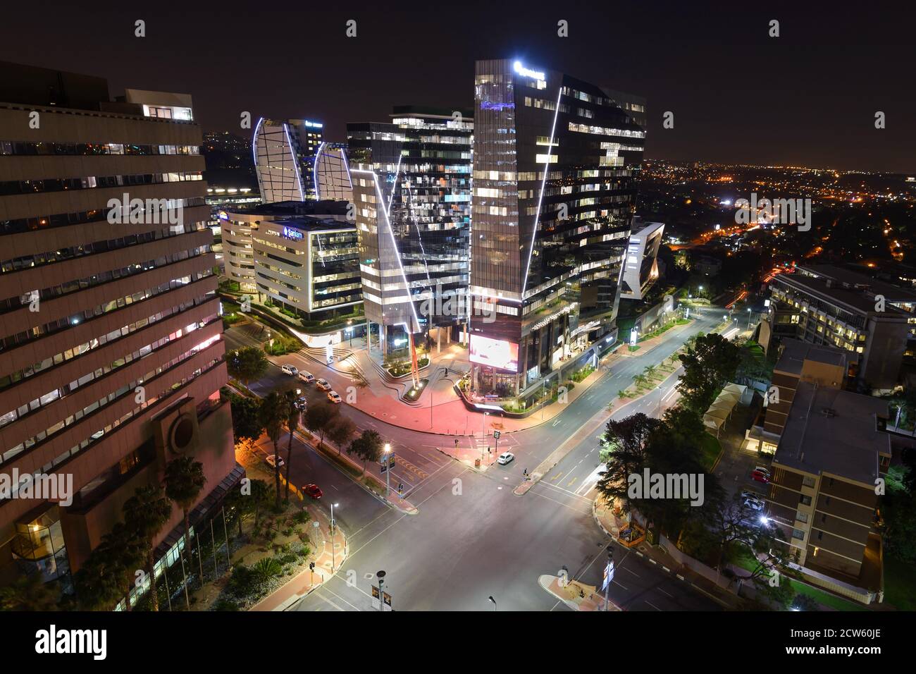 Sandton City bâtiments modernes la nuit. Situé dans la province de Gauteng près de Johannesburg en Afrique du Sud. Sandown City. Banque D'Images