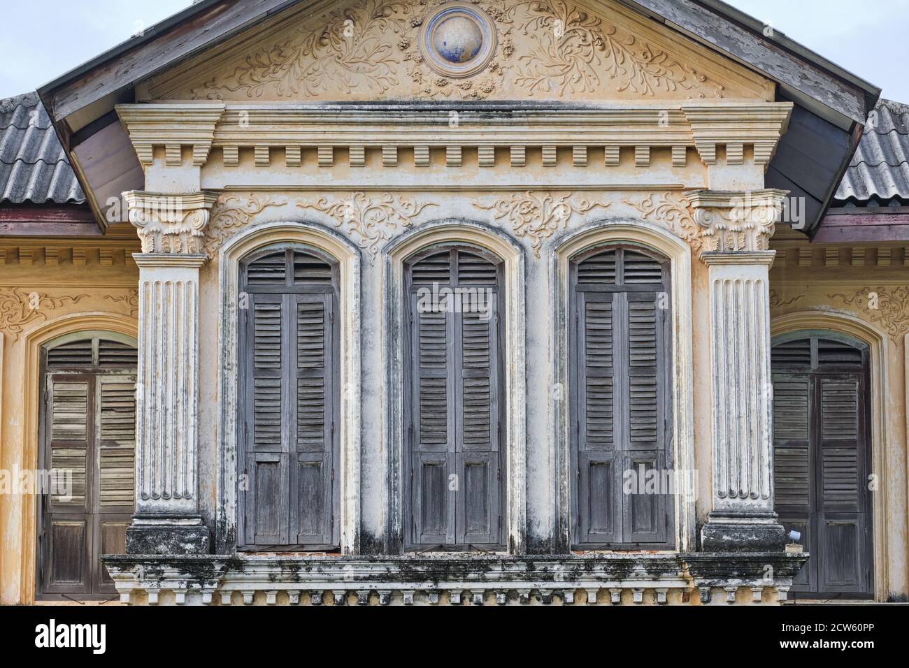 La partie centrale de Luang Amnart Nararak Mansion, une villa de marchands chinois flétrisé à Dibuk Rd., dans la vieille ville de Phuket Town, Thaïlande Banque D'Images