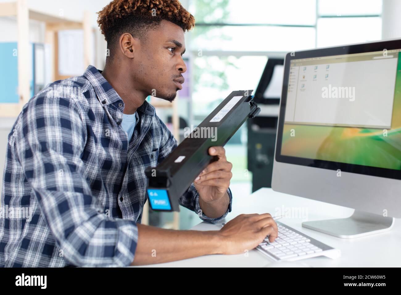 l'administrateur système remplit l'espace libre de la cartouche Banque D'Images