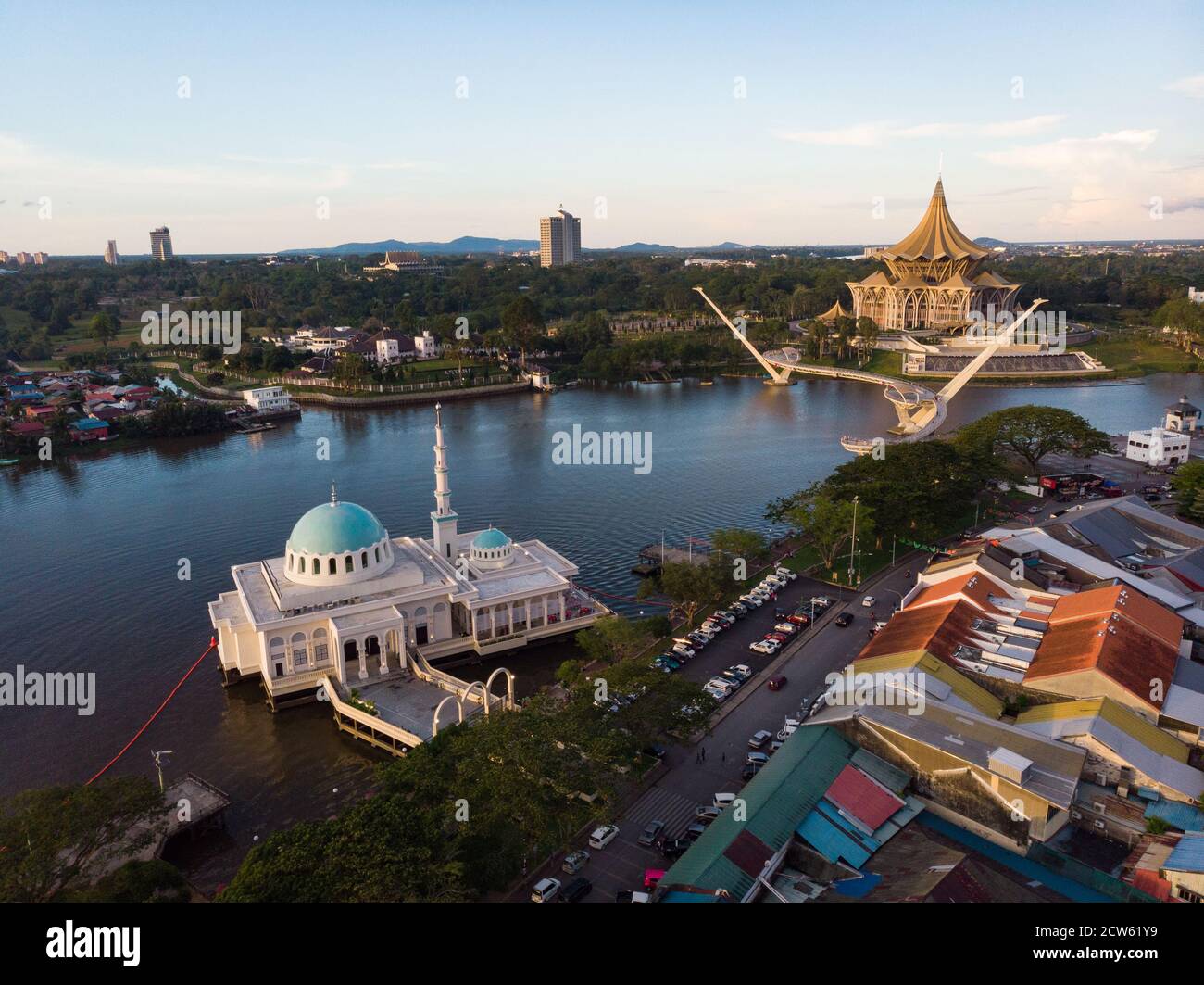 Vue aérienne de la magnifique mosquée flottante de Kuching Or également connu sous le nom de masjid inde pendant le coucher du soleil Banque D'Images