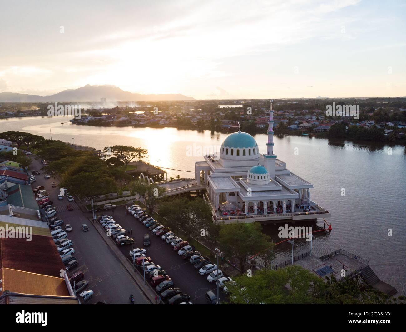 Vue aérienne de la magnifique mosquée flottante de Kuching Or également connu sous le nom de masjid inde pendant le coucher du soleil Banque D'Images