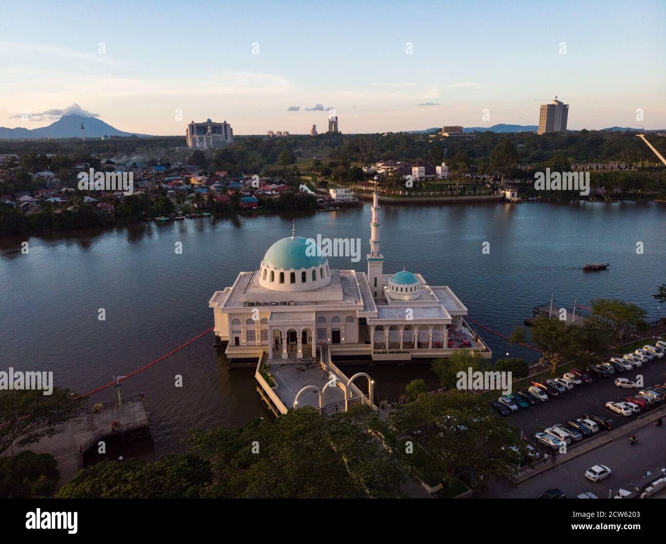 Vue aérienne de la magnifique mosquée flottante de Kuching Or également connu sous le nom de masjid inde pendant le coucher du soleil Banque D'Images