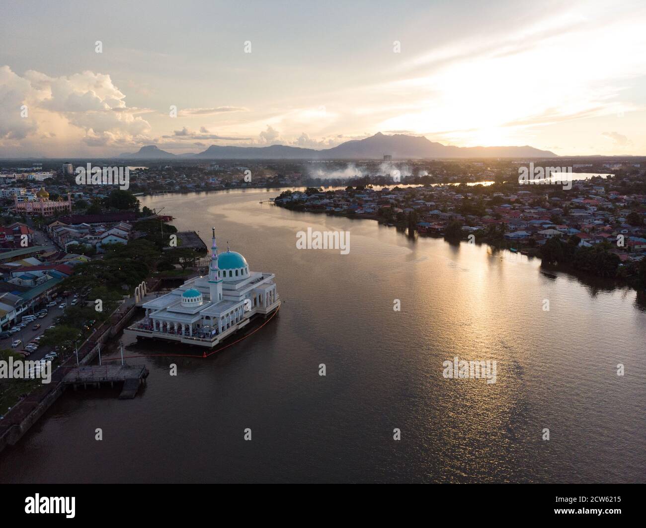 Vue aérienne de la magnifique mosquée flottante de Kuching Or également connu sous le nom de masjid inde pendant le coucher du soleil Banque D'Images