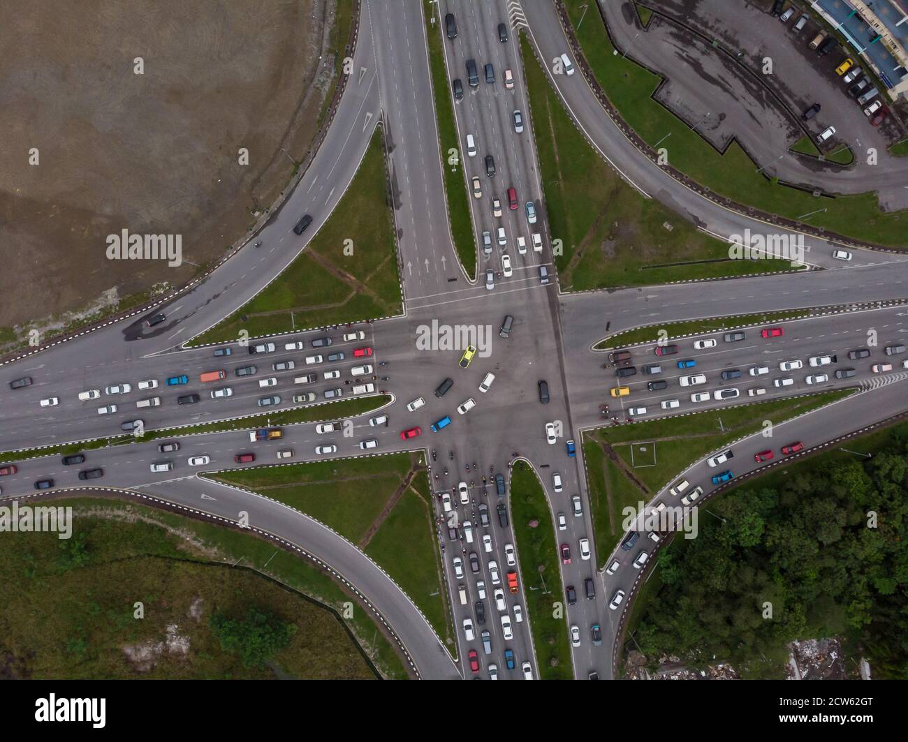 Vue de dessus en bas de l'intersection avec des véhicules bondés Banque D'Images