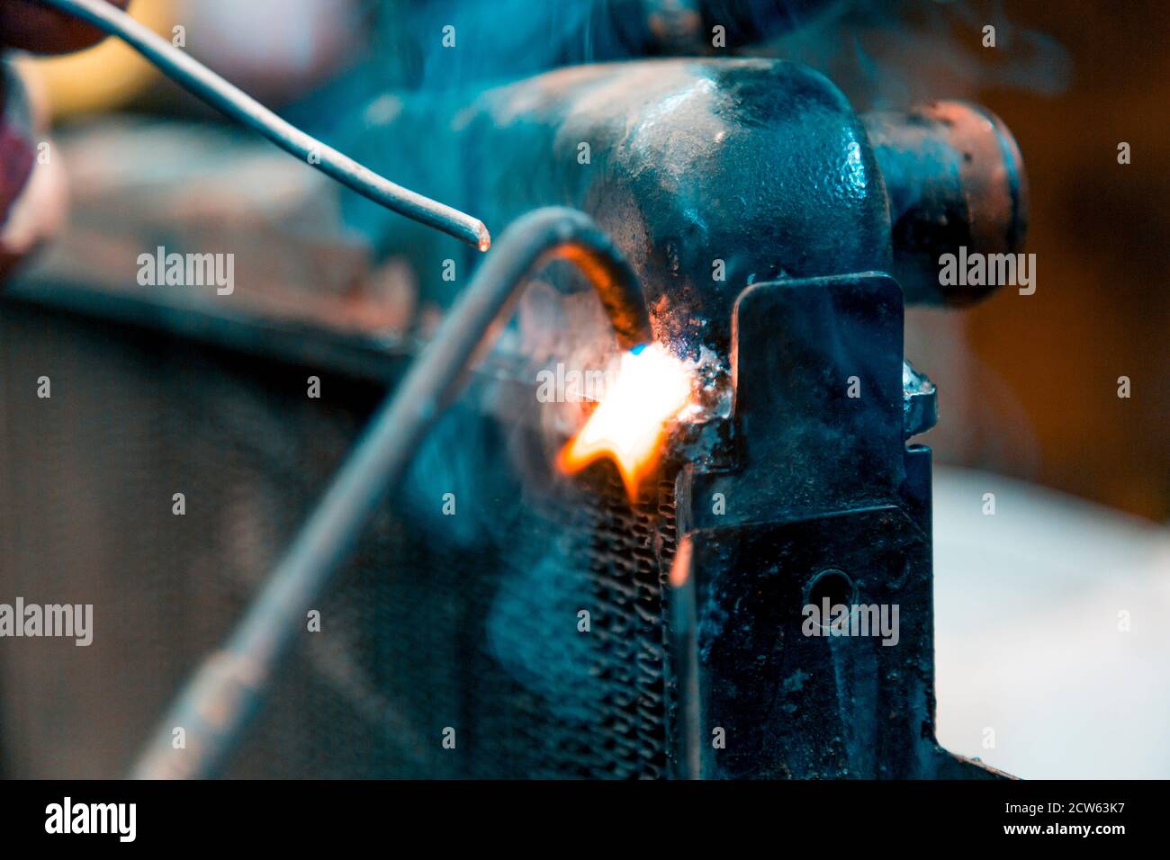 Soudeurs radiateur de voiture en cuivre avec chalumeau à gaz Banque D'Images