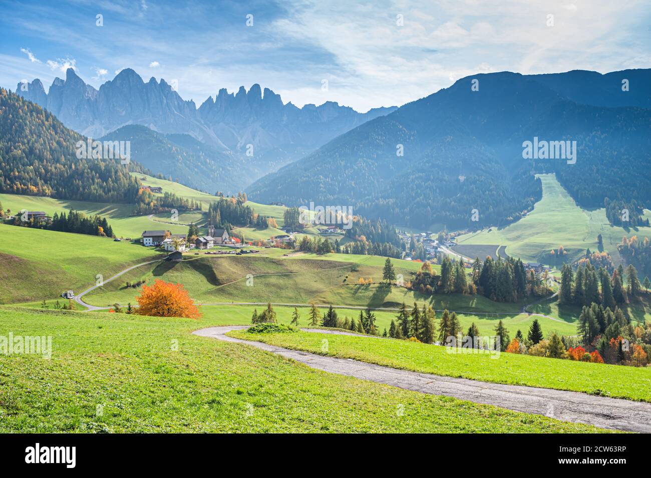 Paysage du début de l'automne sur l'église Santa Magdalena dans le nord de l'Italie sur les pentes des Dolomites dans la vallée du Val di Funes. Banque D'Images