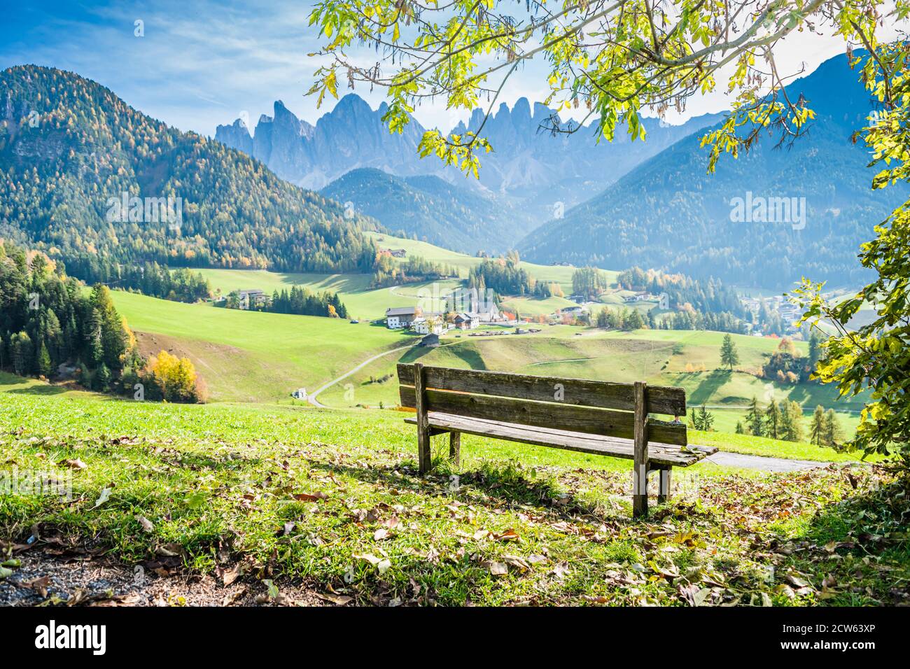 Le banc avec vue panoramique sur le village de Santa Magdalena dans le nord de l'Italie sur les pentes des Dolomites dans la vallée de Val di Funes. Banque D'Images