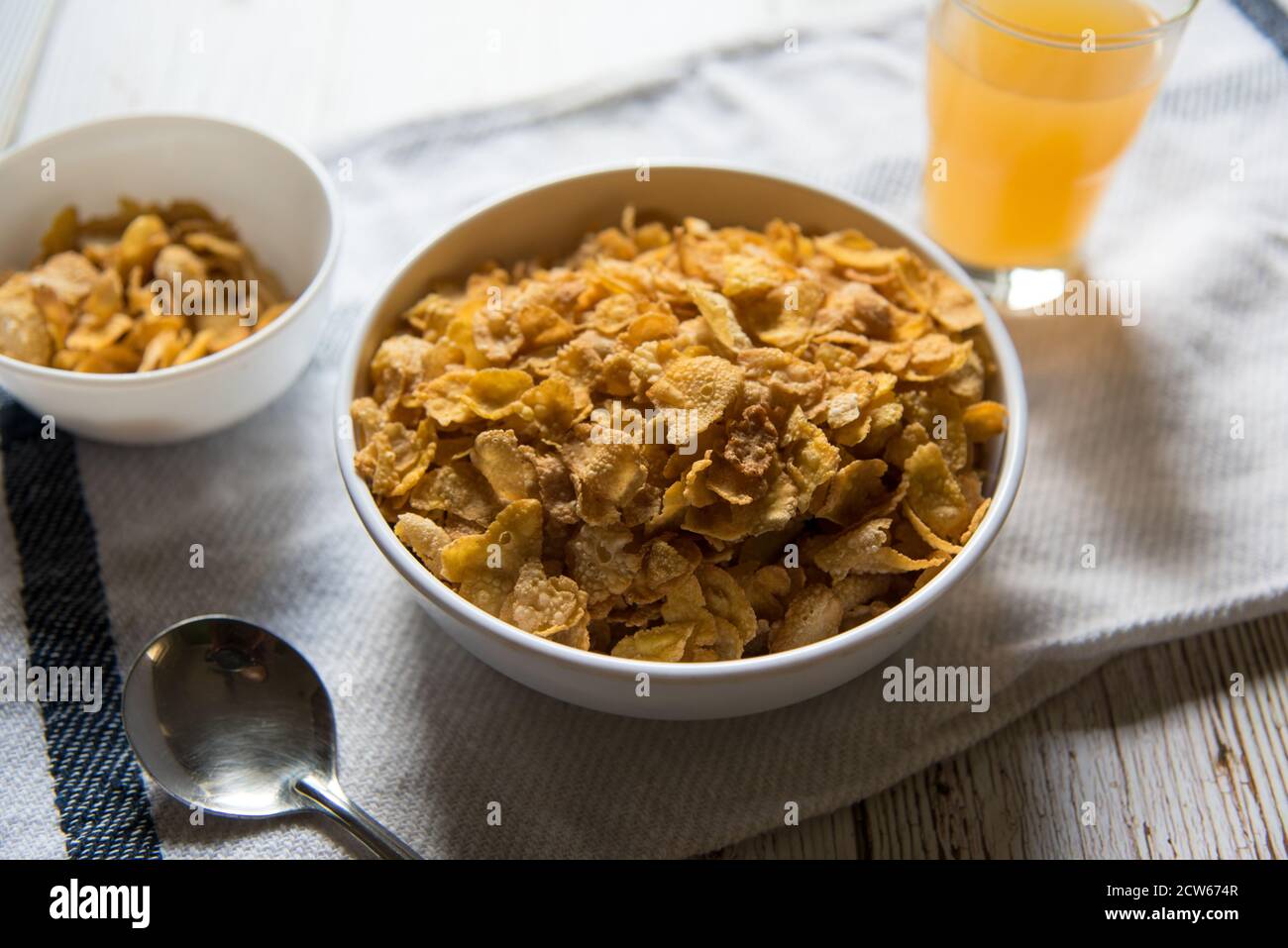 Les ingrédients du petit-déjeuner sèchent les cornflakes dans un bol en arrière-plan Banque D'Images
