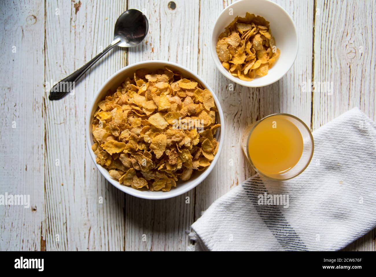 Ingrédients sains pour le petit déjeuner jus de fruits et céréales sèches dans un bol sur fond Banque D'Images