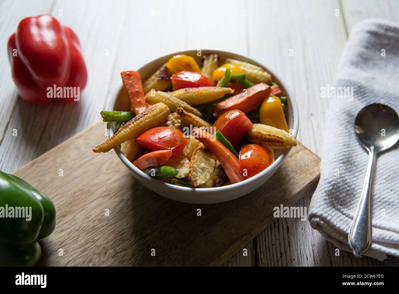 Faites revenir les légumes frais et la viande dans un bol sur un plateau en bois Banque D'Images