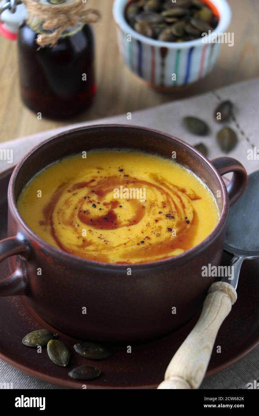 soupe de potiron dans un bol à soupe comme décoration de table rustique Banque D'Images
