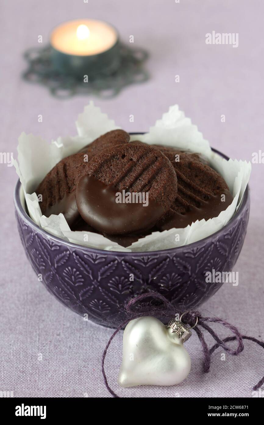 biscuits au chocolat de noël dans un bol Banque D'Images