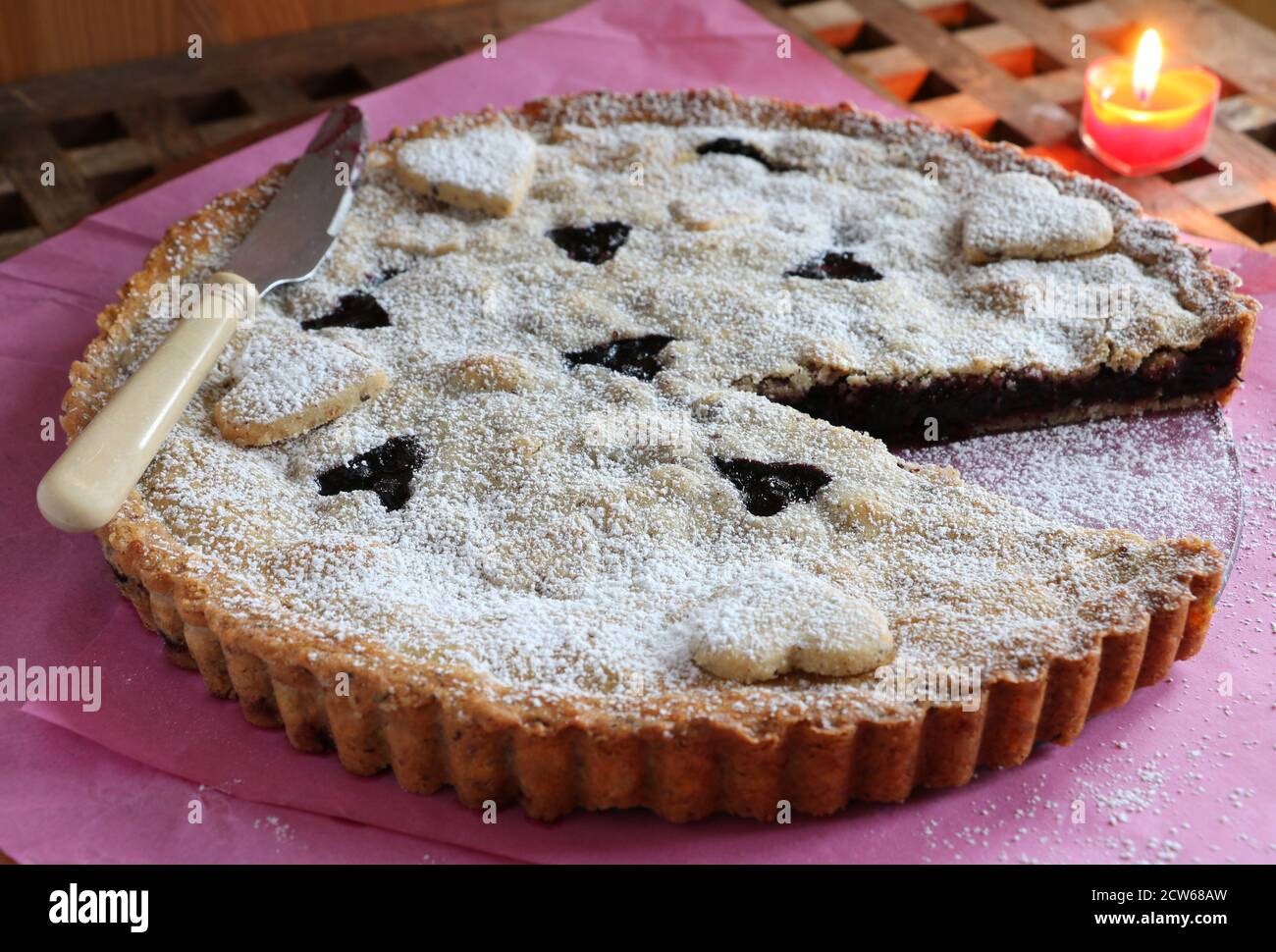 gâteau aux myrtilles avec coeur décoratif Banque D'Images