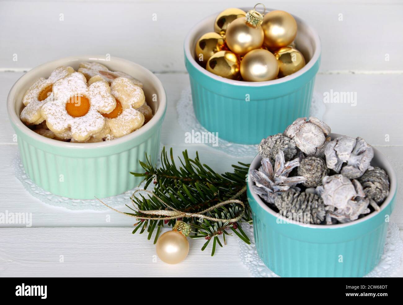 Décoration de noël avec biscuits Spitzbuben, cônes et boules d'arbre de noël Banque D'Images