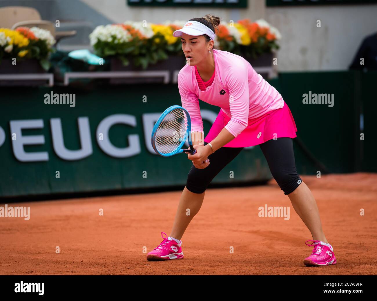 Danka Kovinic du Monténégro en action contre Victoria Azarenka du Bélarus lors de la première partie du Roland Garros 2020, Grand Chelem tennis Tournam Banque D'Images